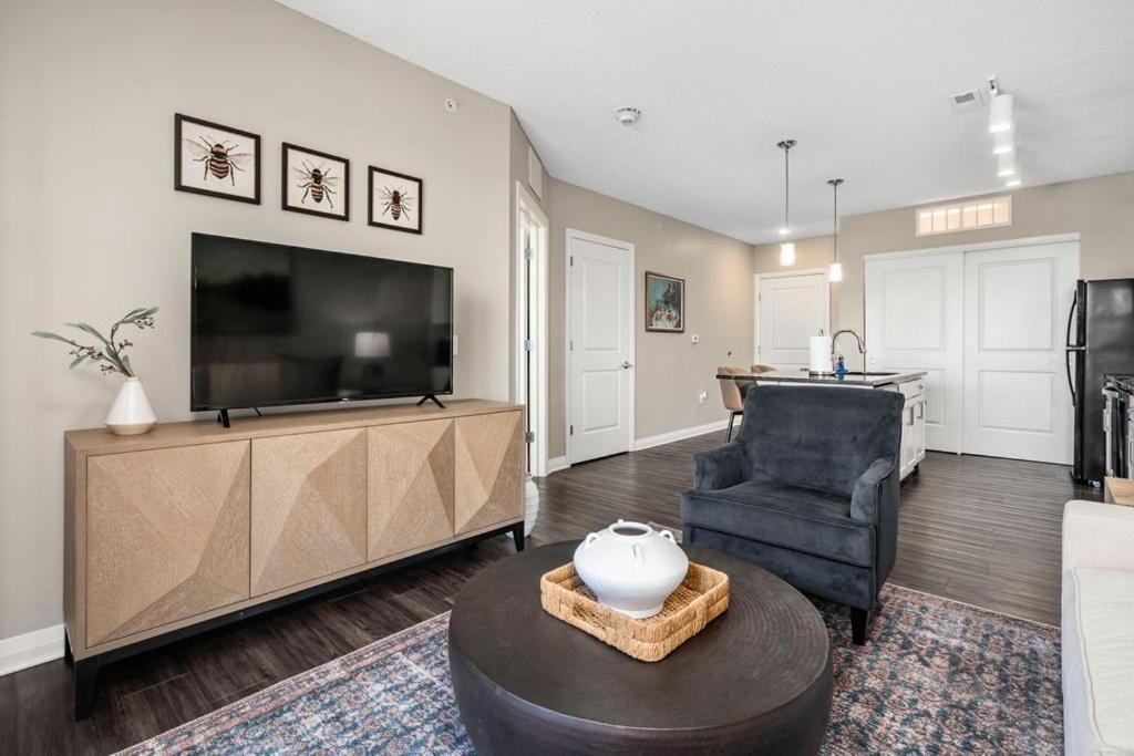 Luxury 1br Penthouse Elevator Free Parking! Apartment