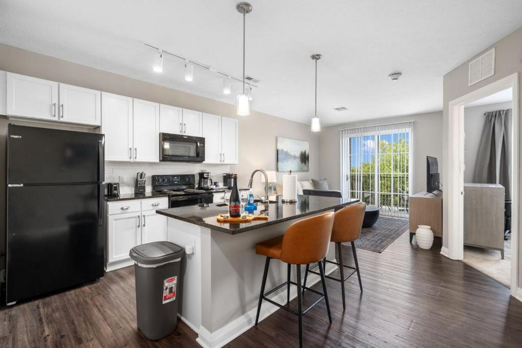Luxury 1br Penthouse Elevator Free Parking! Apartment